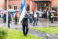 Suomen lippu, Karjalan Liiton lippu, Karjalan Liiton Päijät-Hämeen piirin lippu ja Lahden Karjalaseuran lippu saapuvat patsaalle.