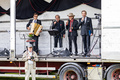 Jarno Kuusisto säesti harmonikalla.
Eki Liikanen, Eki Jantunen ja Hannu Lehtonen lauloivat Evakon laulun.